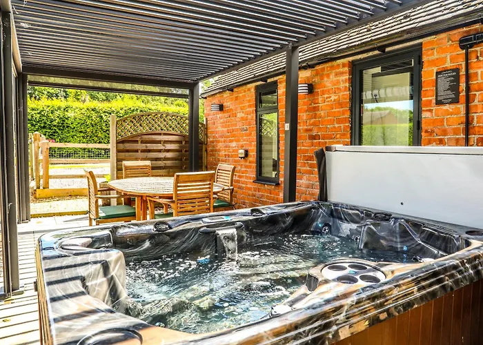 Cottage With Hot Tub - Near Cheltenham And Tewkesbury