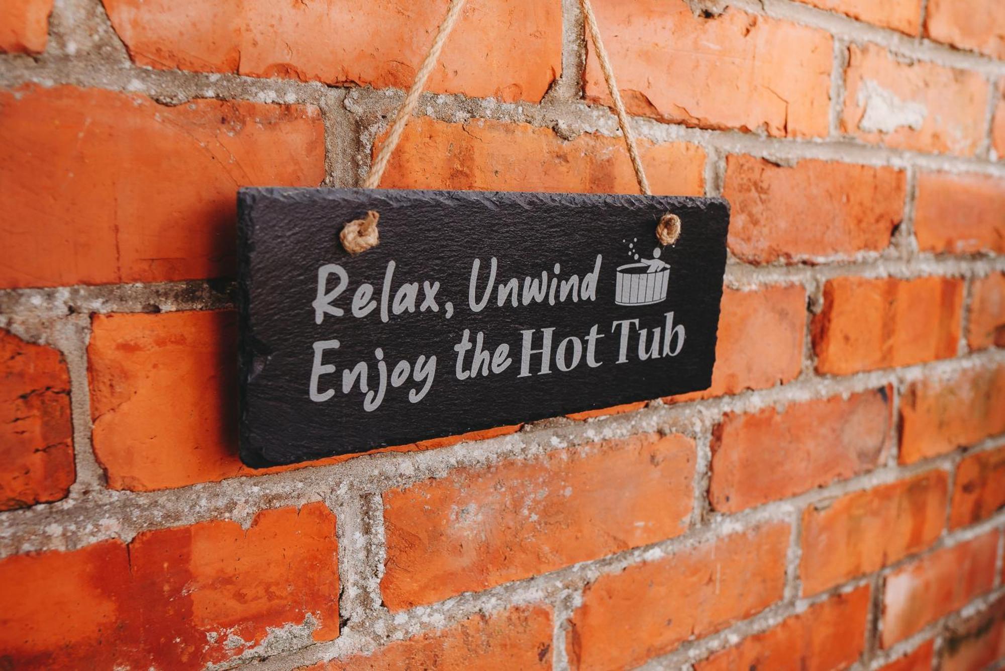With Hot Tub - Near And Tewkesbury Holiday home *
