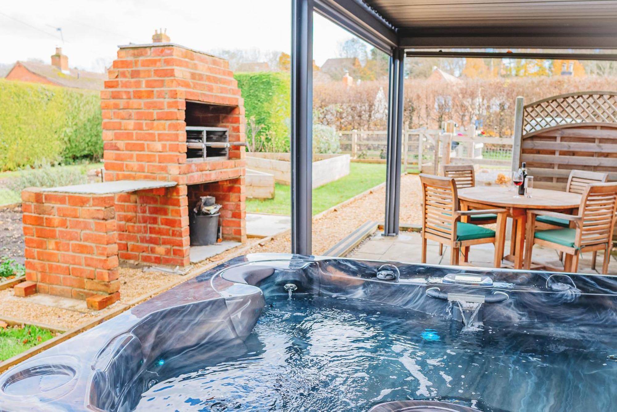 With Hot Tub - Near And Tewkesbury Cheltenham