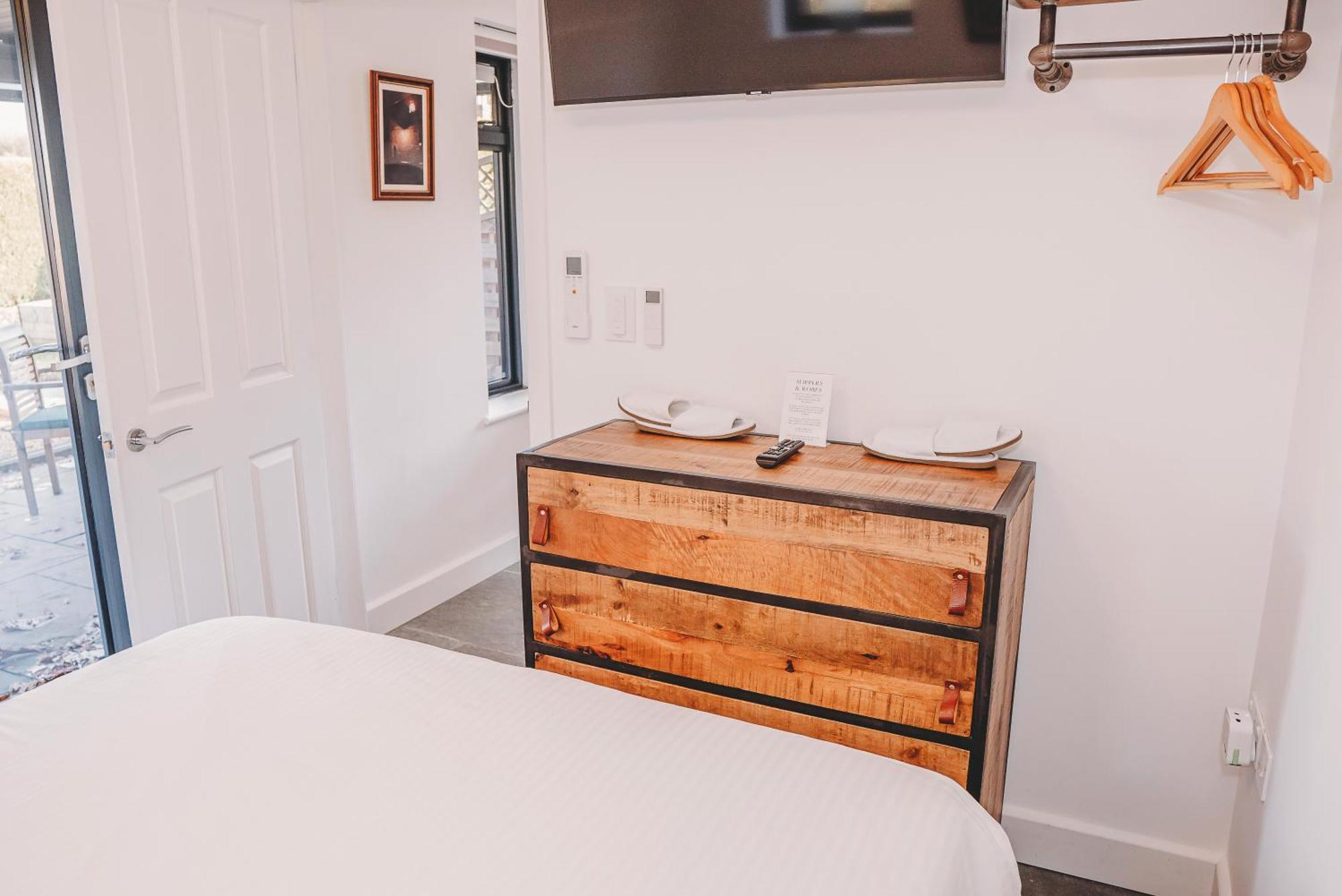 With Hot Tub - Near And Tewkesbury Holiday home *